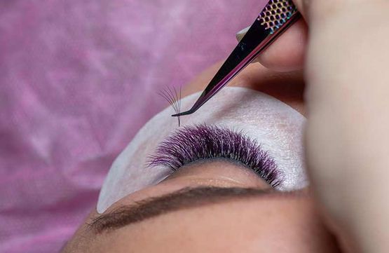 Wimpern mit Glitzersteinchen